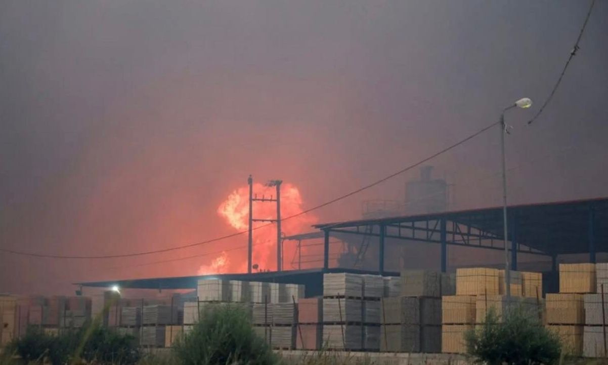 Φωτιά στην Αχαΐα: Καμπανάκι από τον Πρόεδρο του ΤΕΕ Δυτικής Ελλάδας για καύση λιπασμάτων στη ΒΙΠΕ