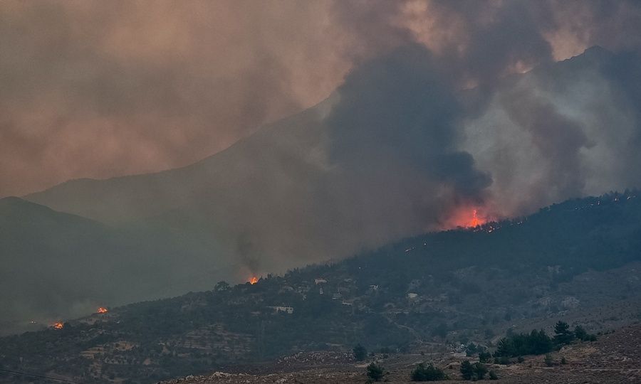 Φωτιά Χίος: Ολονύχτια μάχη με τις φλόγες και σήμερα – Μόνο θετικό σημείο η βελτίωση του καιρού