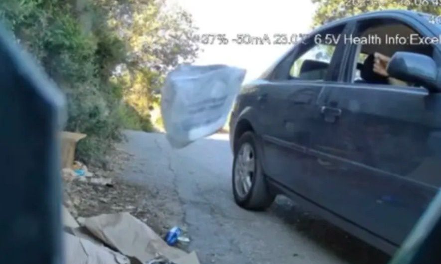 Ρέθυμνο: Οδηγός καταγράφηκε να πετά σκουπίδια στην άκρη του δρόμου