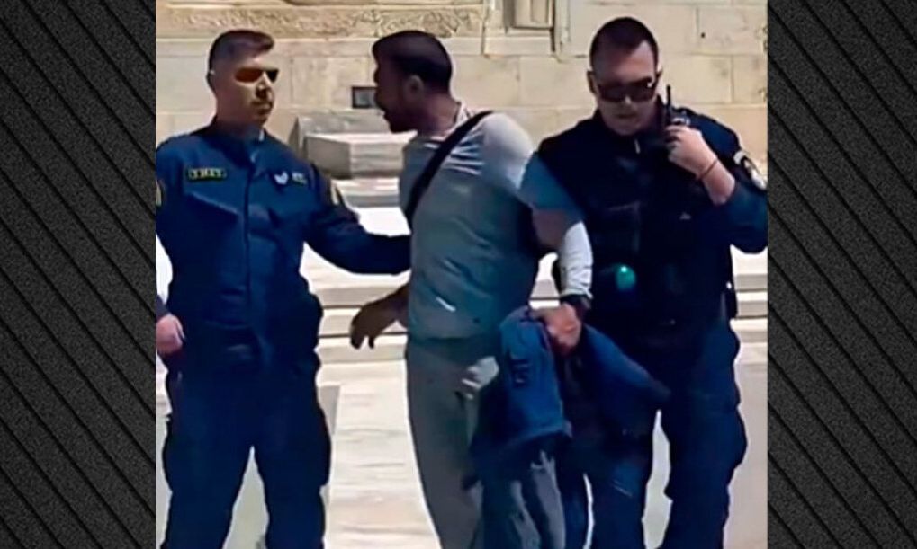 Βολουδάκη: «Οι Εύζωνες συμβολίζουν την Ελλάδα» – Το ξέσπασμα για τον μετανάστη στο Σύνταγμα