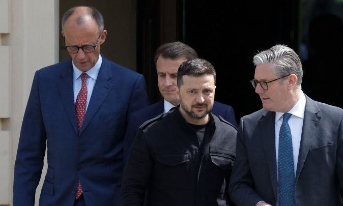 LIVEBLOG – Το μήνυμα Τραμπ, η «Δαμόκλειος σπάθη» πάνω από το Ζελένσκι  και το στοίχημα των Ευρωπαίων