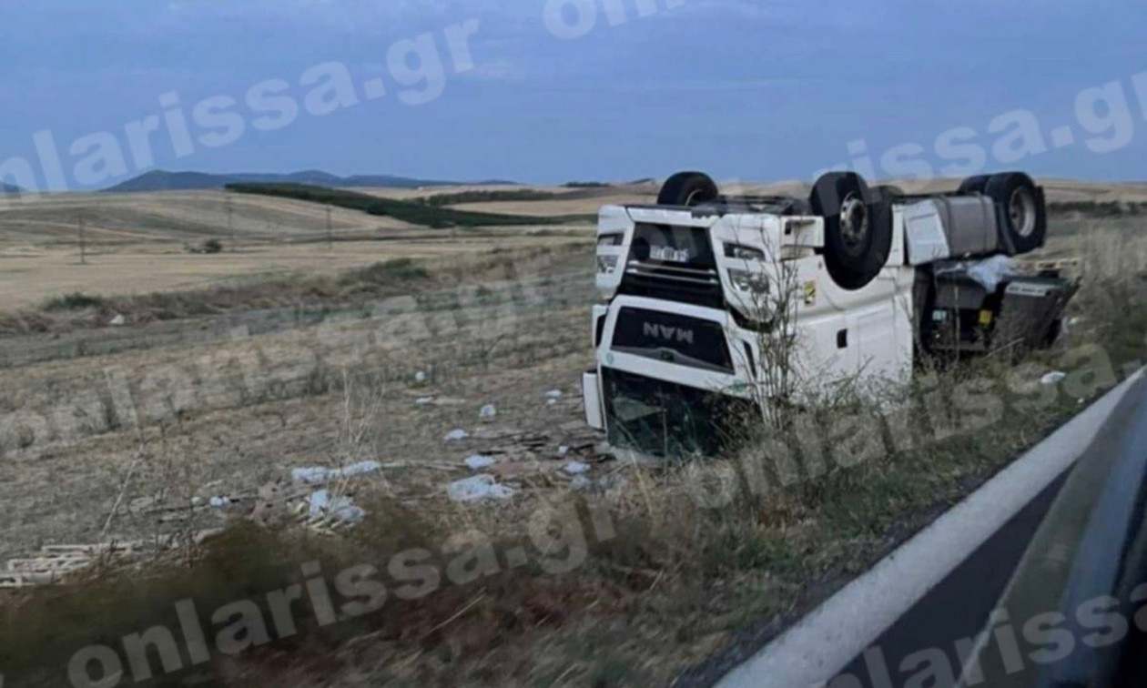Ανατροπή νταλίκας έξω από την Λάρισα – Άγιο είχε ο οδηγός που κατάφερε να απεγκλωβιστεί