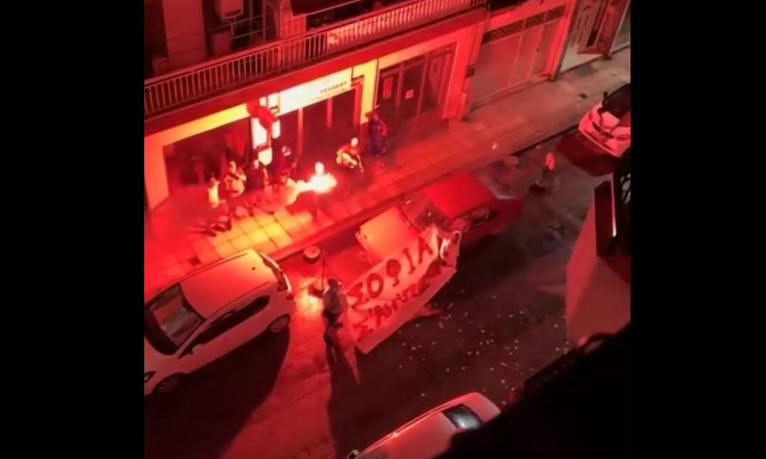 Κι όμως ο ρομαντισμός δεν πέθανε: Νεαρός στη Θεσσαλονίκη κάνει καντάδα στην αγαπημένη του με Καρρά