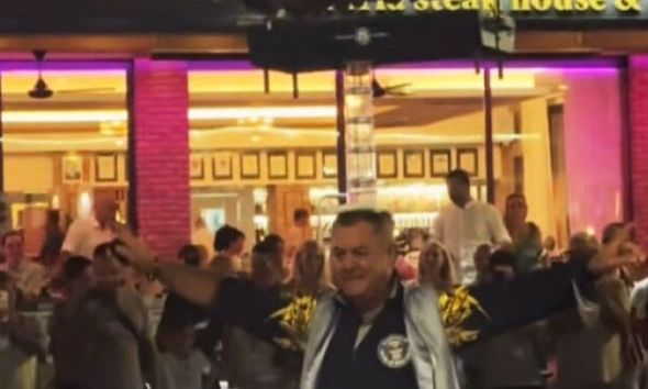 Κύπρος: Χορεύει φορώντας στο κεφάλι μία… ψησταριά με κοντοσούβλια που ψήνονται