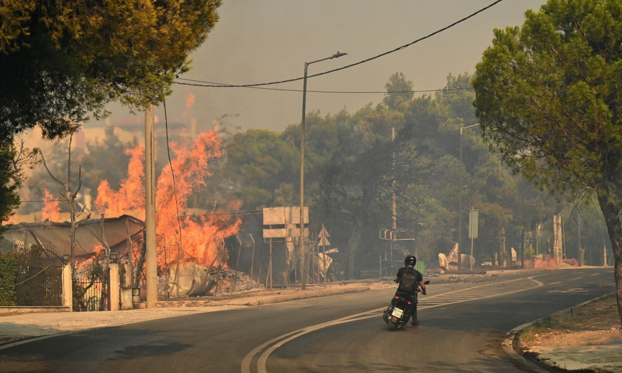 Πύρινος εφιάλτης στην Ελλάδα – 454.000 στρέμματα καμένα, ένας νεκρός και δεκάδες καταστροφές