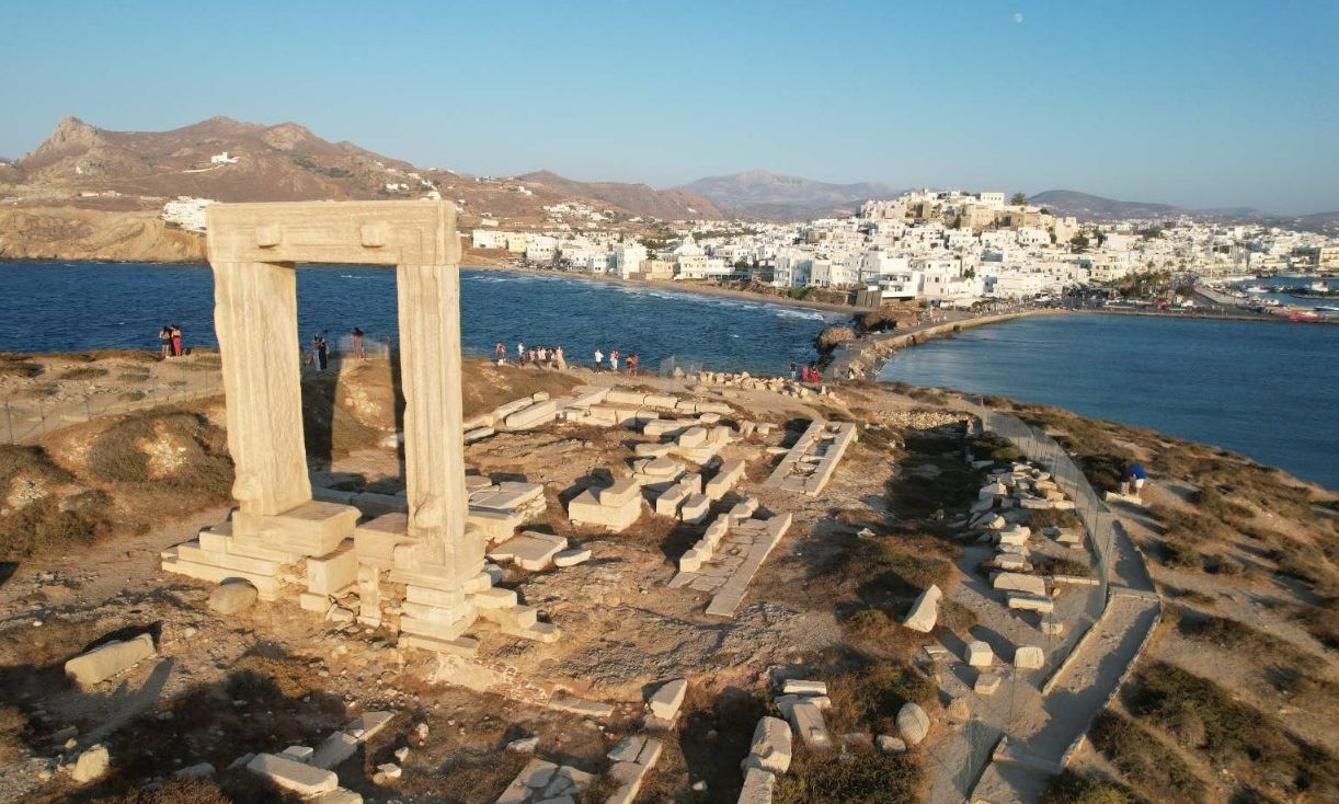 Βγαίνει το συρματόπλεγμα από την Πορτάρα – Ο Δήμος Νάξου κέρδισε τα ασφαλιστικά μέτρα