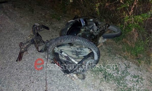 Καλαμπάκα: Θανατηφόρα σύγκρουση δίκυκλου με αυτοκίνητο – Δείτε εικόνες