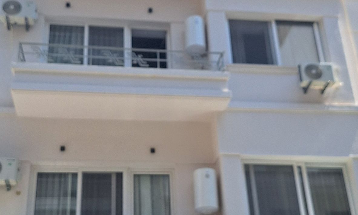 Ο καθηγητής Καλύβας καταγγέλλει: Ηλεκτρικοί θερμοσίφωνες στην… πρόσοψη σπιτιών στα Εξάρχεια