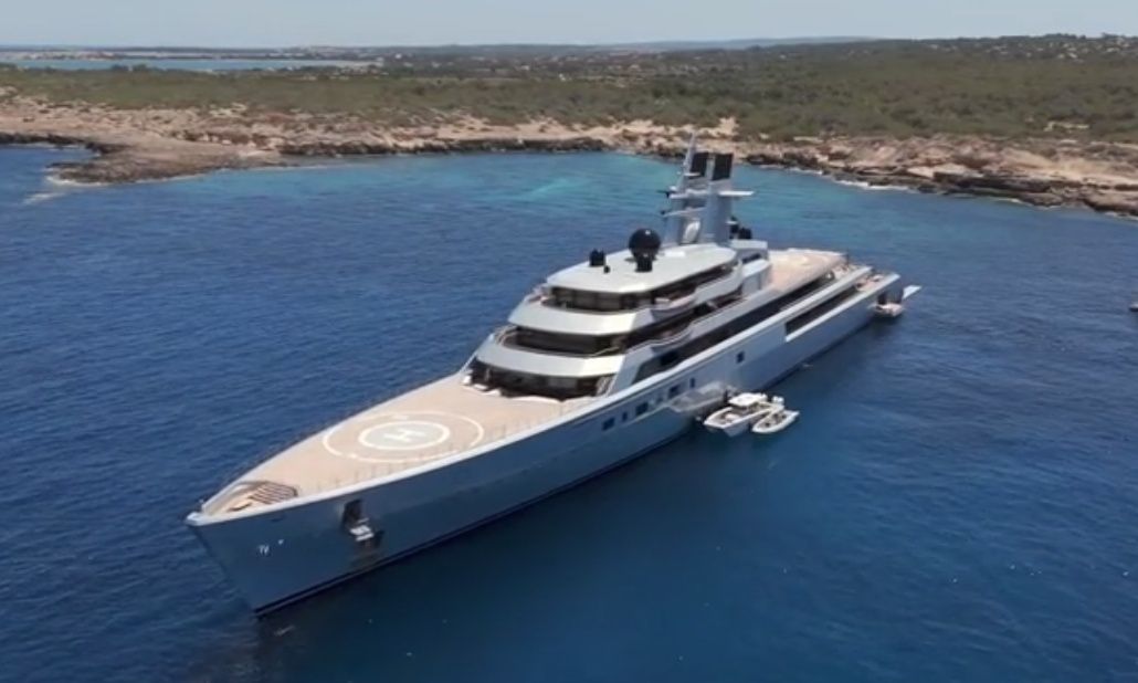 Dragonfly: Το υπερπολυτελές γιοτ έριξε άγκυρα στη Μύκονο – Αξίας 450 εκατ. δολαρίων