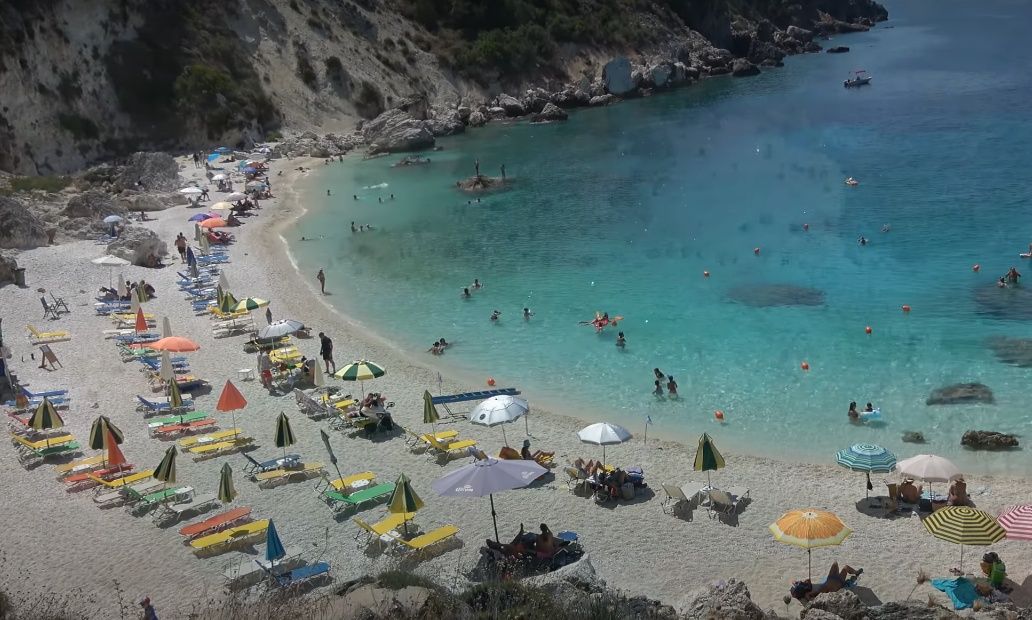 Λευκάδα: Ιδιώτης έβαλε «διόδια» 10 ευρώ σε δημόσια παραλία – Τι απαντά ο δήμος