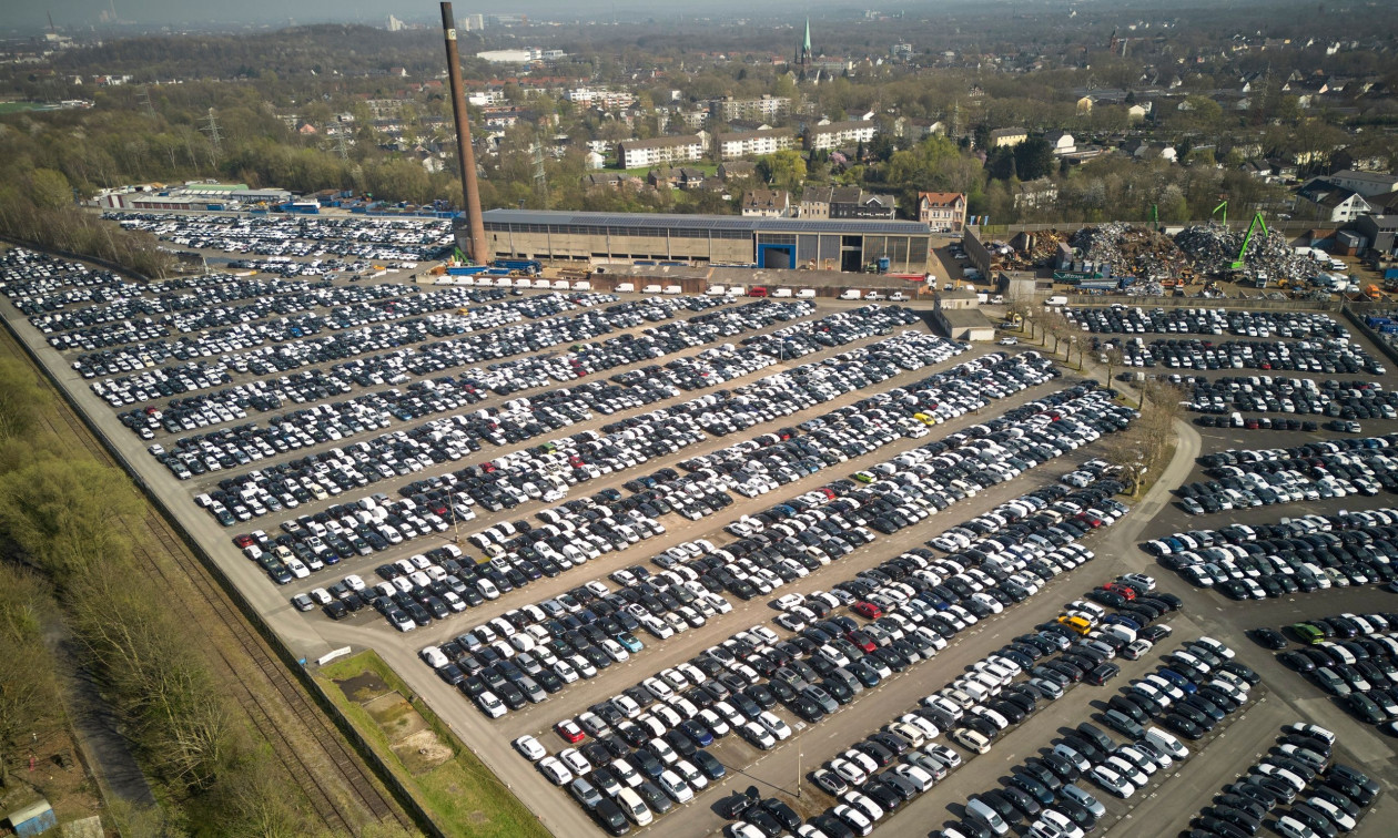 Οικονομία: Οι ΗΠΑ διατηρούν υψηλούς δασμούς στα ευρωπαϊκά αυτοκίνητα