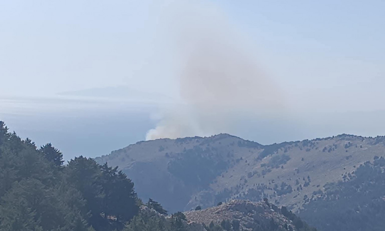 Φωτιά τώρα στη Σύμη – Επιχειρούν εναέρια μέσα