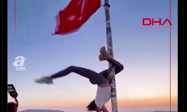Σάλος στην Τουρκία: Τουρίστρια χορεύει pole dancing σε στύλο με την τουρκική σημαία