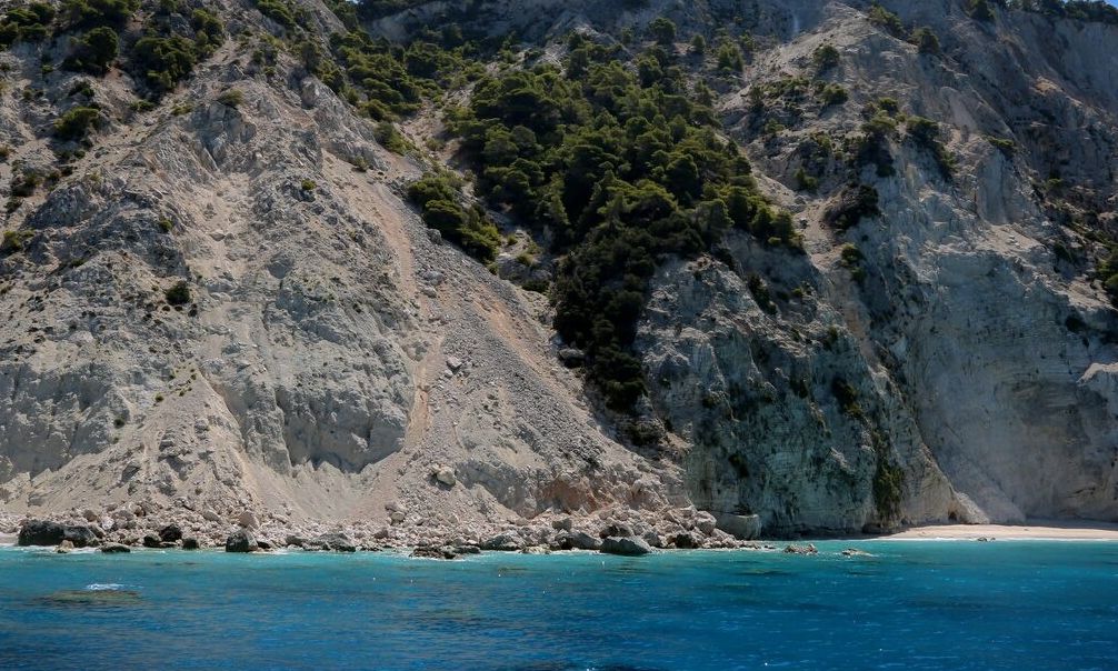 Λευκάδα: Καταγγελίες για «εισιτήριο» 10 ευρώ σε δημόσια παραλία