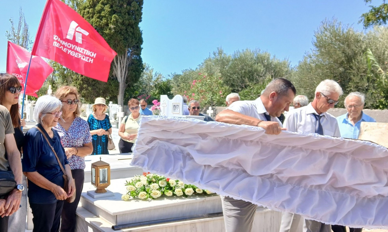 Πλήθος κόσμου στο «αντίο» του Ευτύχη Μπιτσάκη – Η ανακοίνωση του «ΠΡΙΝ»