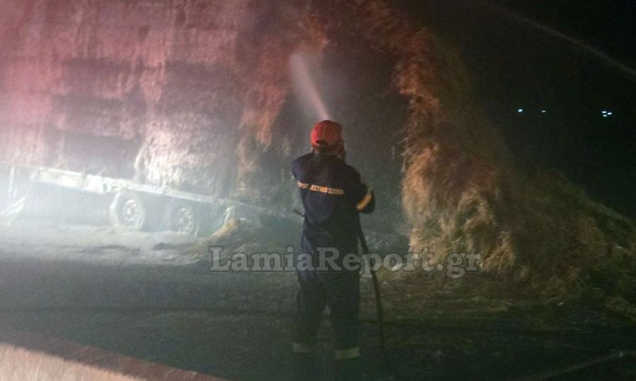 Λαμία: Νταλίκα φορτωμένη με άχυρα έπιασε φωτιά στον Ε65 – Δείτε εικόνες