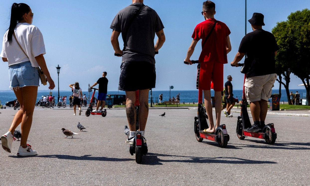 Οι… απίθανες παραβάσεις με πατίνι στη Θεσσαλονίκη: Έκαναν τους ακροβάτες και τους βαρκάρηδες
