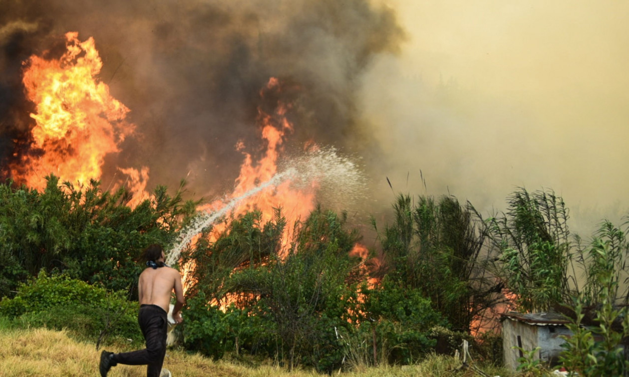 Μαίνεται η φωτιά στη Βάλια Κάλντα στα Γρεβενά – Καίει πλέον εκτός εθνικού δρυμού
