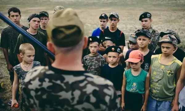 Στη Ρωσία εκπαιδεύουν 8χρονους μαθητές σε πολεμικές ασκήσεις και ρίψεις χειροβομβίδων