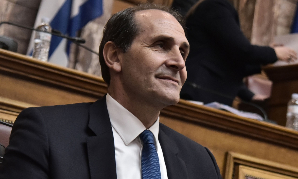 Το τελευταίο αντίο στον Απόστολο Βεσυρόπουλο – Τυλιγμένο με την ελληνική σημαία το φέρετρό του