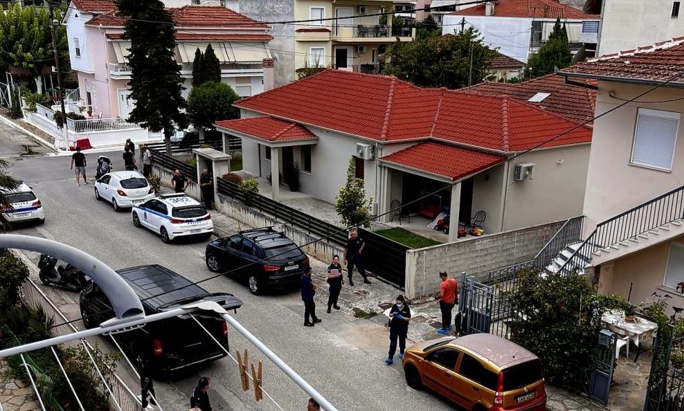 Θρίλερ στα Τρίκαλα: Μητέρα και γιος βρέθηκαν νεκροί μέσα στο σπίτι τους