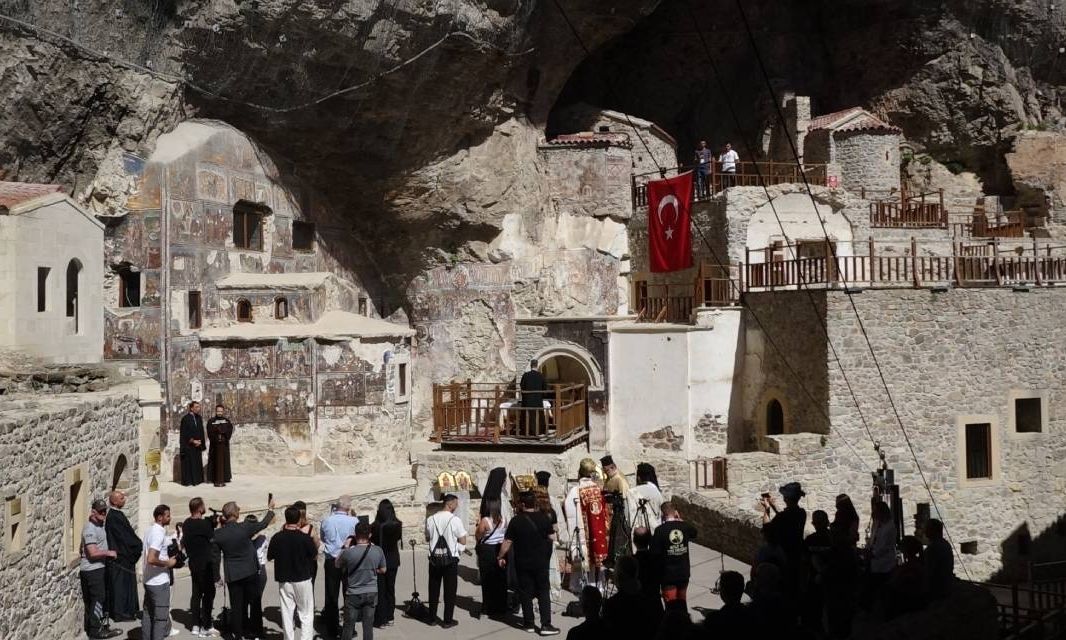 Με ευχαριστίες στον Ερντογάν και μόλις 50 άτομα η Θεία Λειτουργία στην Παναγία Σουμελά