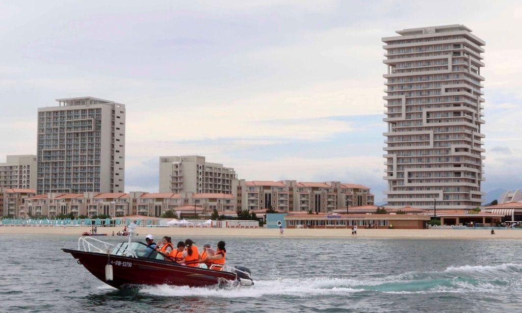 Βόρεια Κορέα: Φρουροί, πύραυλοι σουβενίρ και εξαιρετικές παραλίες στη «Μύκονο» του βασιλείου του Κιμ