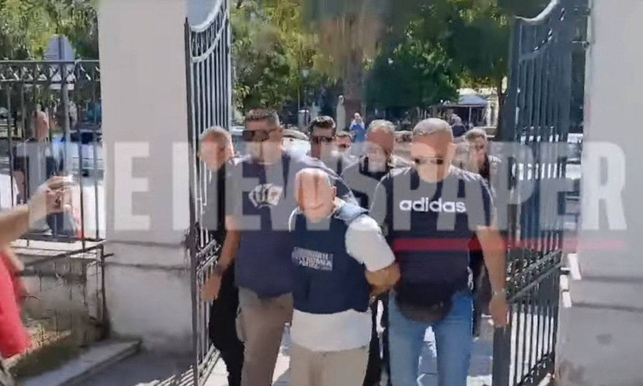 Βόλος: Με αλεξίσφαιρο και με σκυμμένο το κεφάλι έφτασε στον εισαγγελέα ο συζυγοκτόνος
