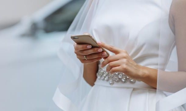 Χαμός σε γάμο: Η νύφη διάβαζε στη δεξίωση SMS του γαμπρού με την ερωμένη – Ποιος της τα έδωσε