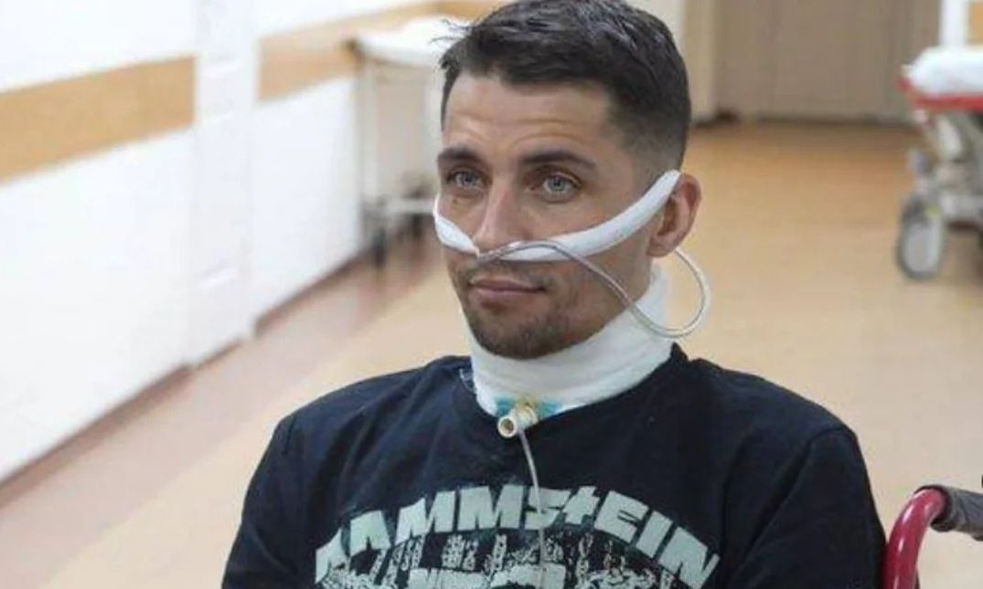 Ουκρανός στρατιώτης με κομμένο λαιμό κατάφερε να σωθεί – Τον πέταξαν σε λάκκο θεωρώντας τον νεκρό