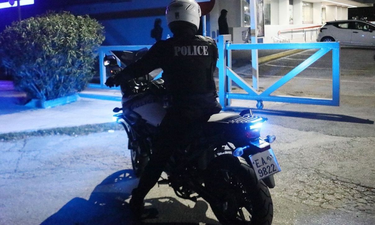 Πάτρα: Κουκουλοφόροι εισέβαλαν σε σούπερ μάρκετ – Άρπαξαν 5.500 ευρώ και εξαφανίστηκαν