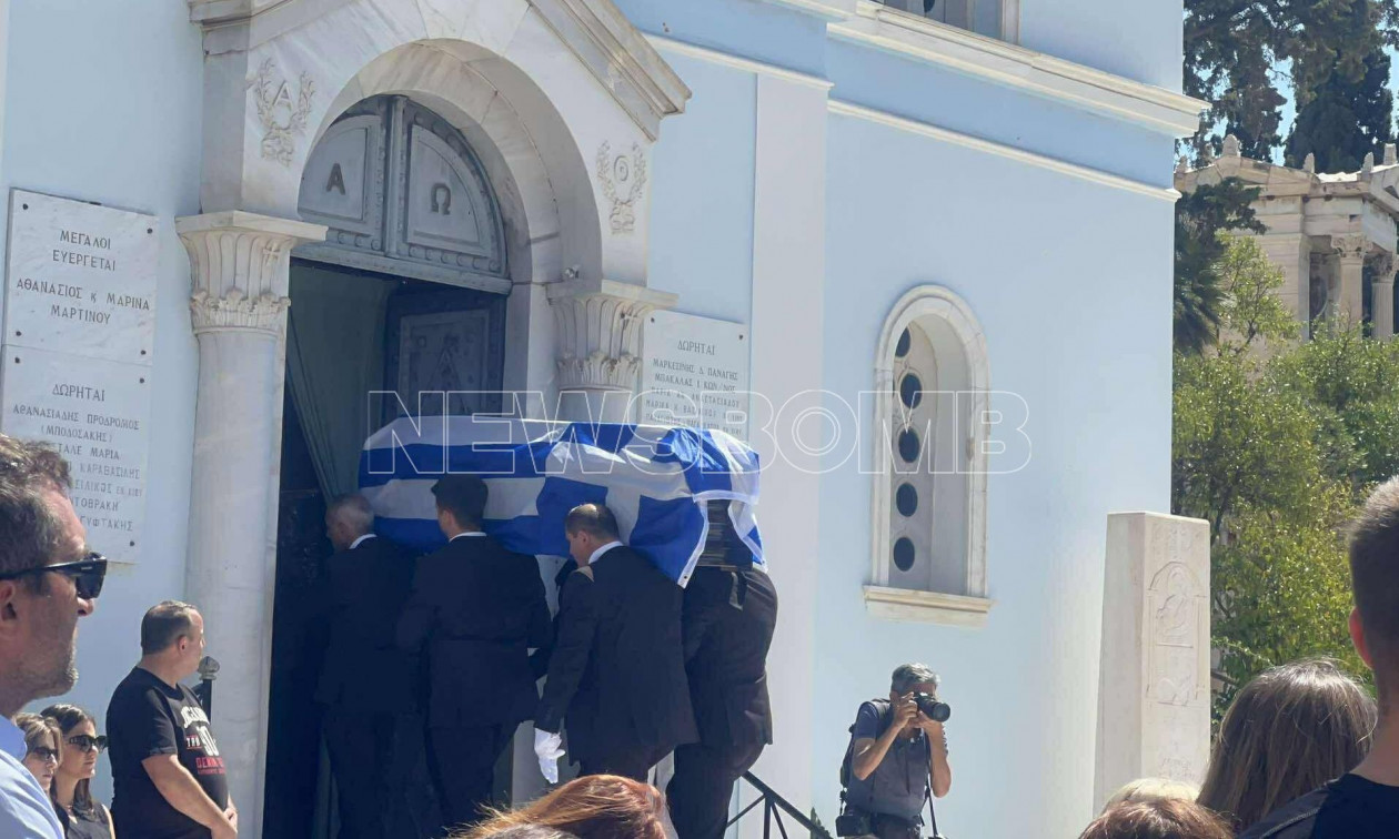 Δημήτρης Κωνσταντάρας: Σκεπασμένο με την ελληνική σημαία το φέρετρό του