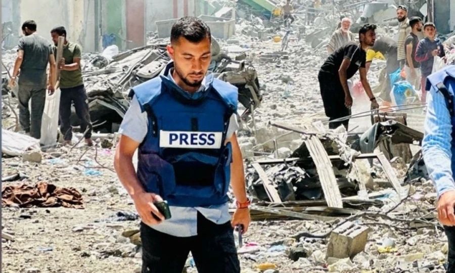 Δημοσιογράφος από τη Γάζα στο Newsbomb: «Δεν είμαστε ασφαλείς, πεθαίνουμε κάθε μέρα»
