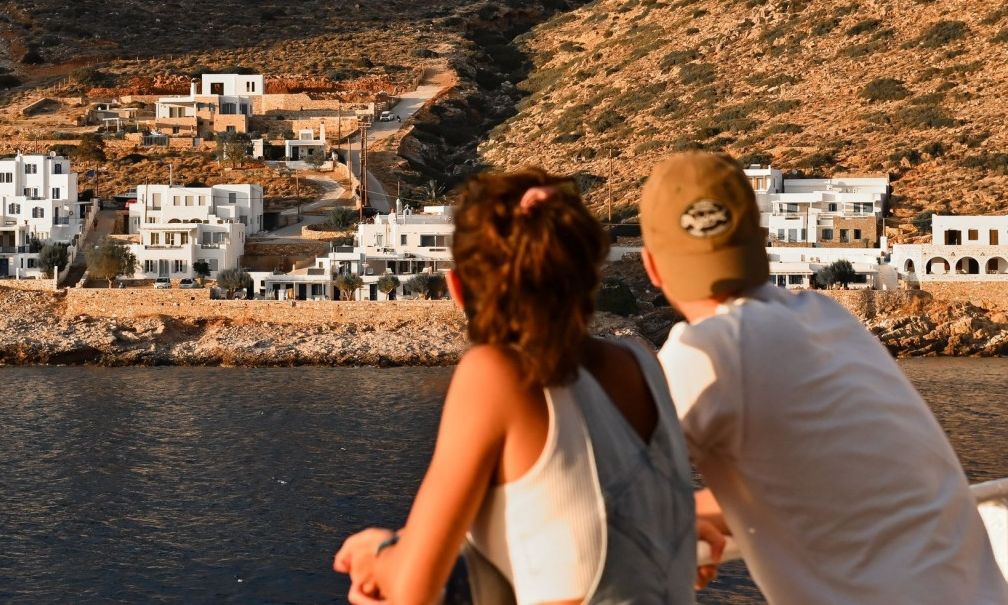 Independent: «Εκατομμύρια τουρίστες ταξιδεύουν στην Ελλάδα για διακοπές – Οι Έλληνες μένουν σπίτι»