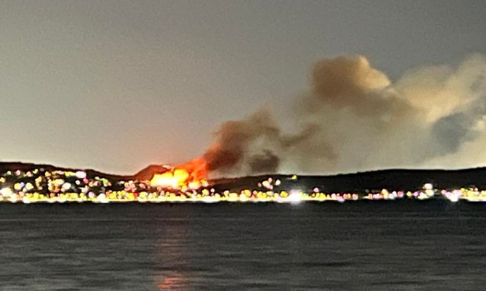 Φωτιά στη Σαλαμίνα στην περιοχή Βρωμοπούσι