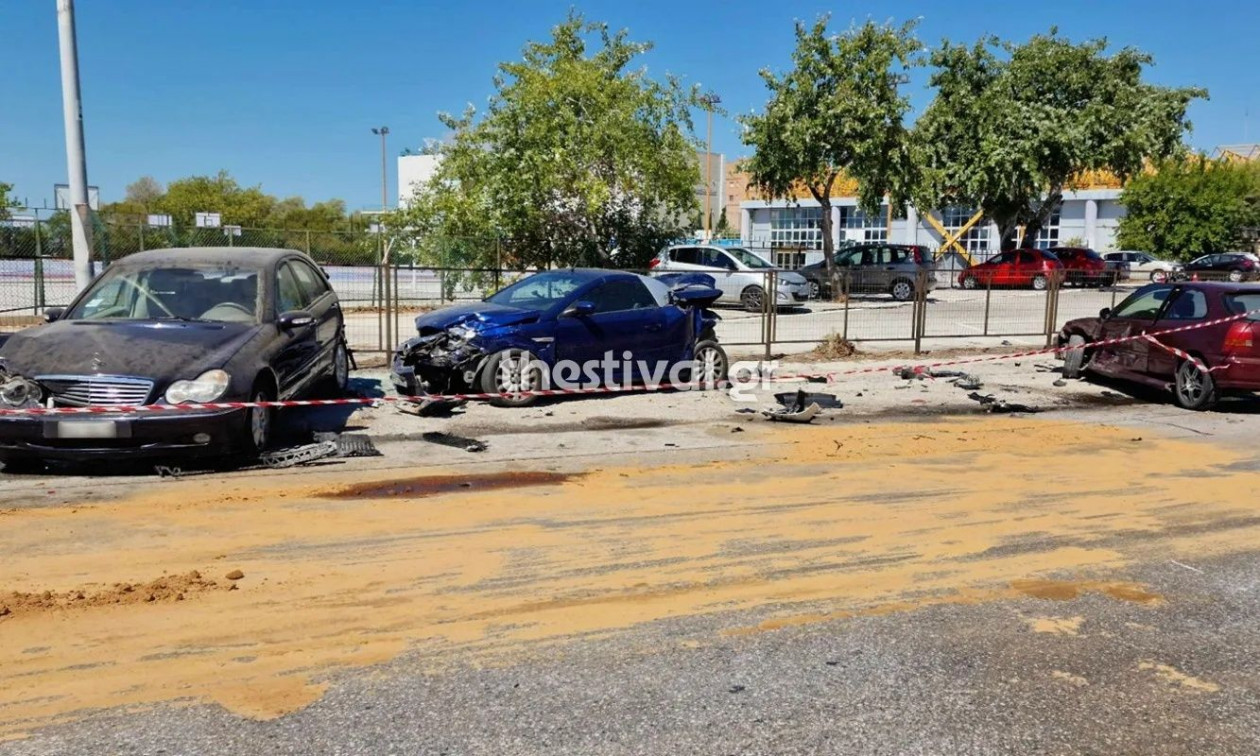 Θεσσαλονίκη: ΙΧ έπεσε πάνω σε τέσσερα σταθμευμένα οχήματα – Συνελήφθη 31χρονος οδηγός