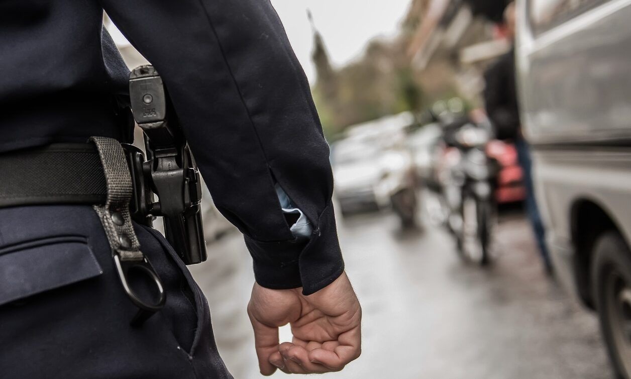 Σοκ στο Χαλάνδρι: Μεσήλικες προσποιούνται τους αστυνομικούς σε 14χρονα