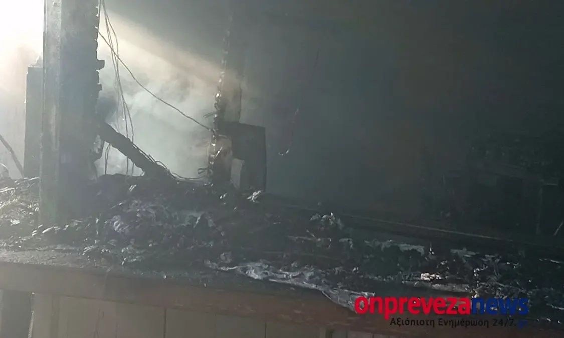 Εικόνες καταστροφής στην Πρέβεζα: Πύρινη λαίλαπα σε γνωστό beach bar στην παραλία Μονολίθι