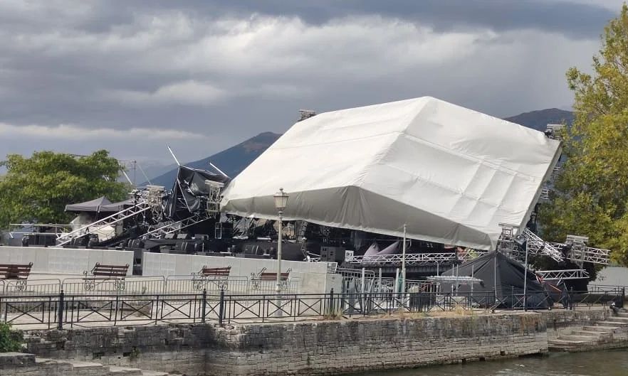Ιωάννινα:  Κατέρρευσε από τον άνεμο η σκηνή της συναυλίας της Άννας Βίσσης και του Αντώνη Ρέμου