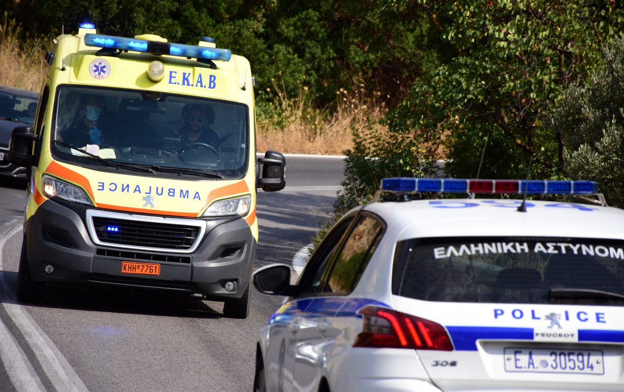 Δημοσιογράφος πήγε να καλύψει το τροχαίο στην Εύβοια και τον τράκαρε νιόπαντρο ζευγάρι