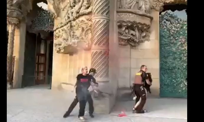 Ακτιβίστριες του κλίματος έριξαν κόκκινη μπογιά στη Σαγράδα Φαμίλια – Δείτε βίντεο