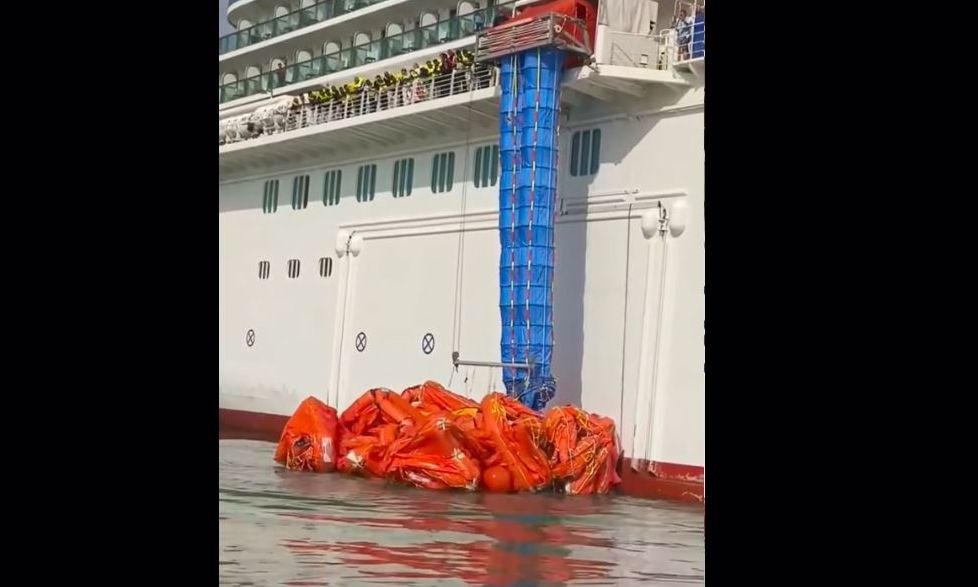 Κρουαζιερόπλοια: Πώς γίνεται η έκτακτη εκκένωση – Η τσουλήθρα διαφυγής και οι σύγχρονες τεχνολογίες