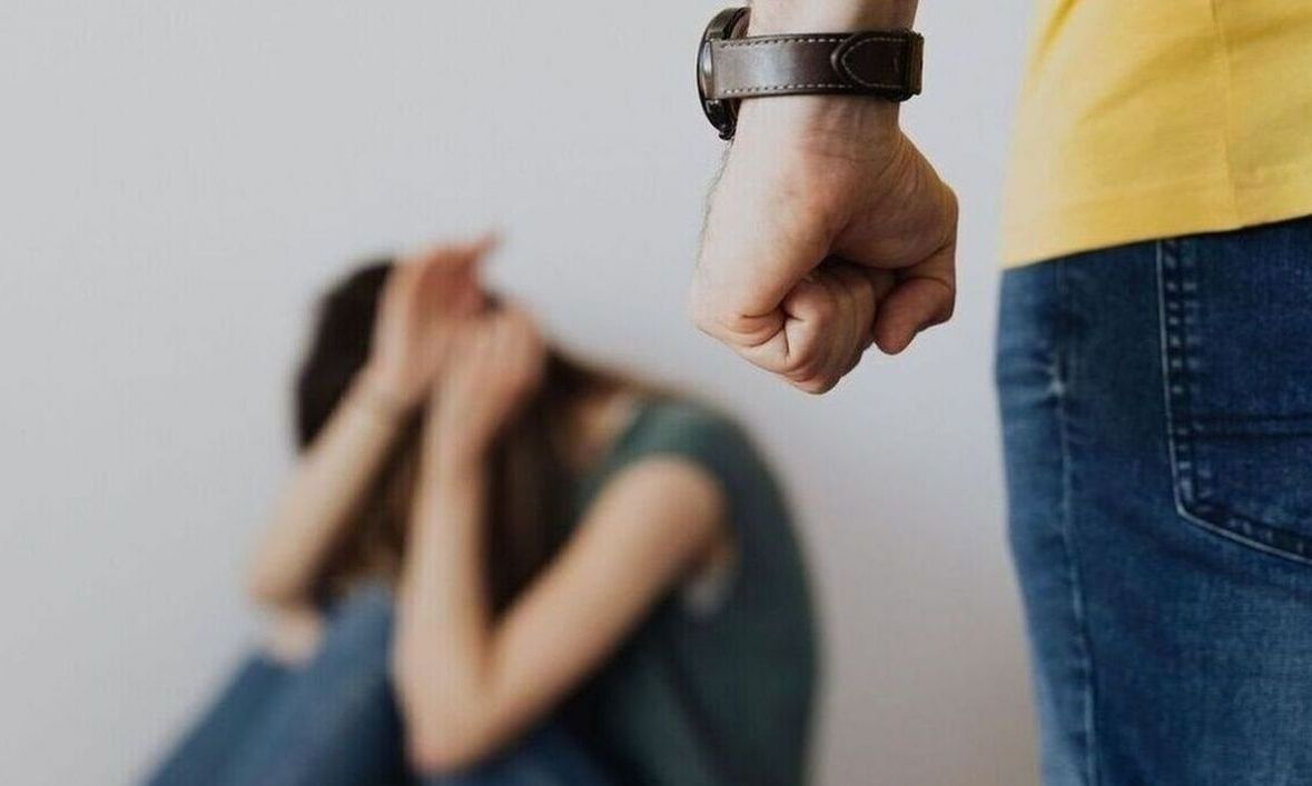 Τρόμος για 23χρονη στα Χανιά: Ο σύντροφος της πήγε να την πατήσει με το ΙΧ και να τη στραγγαλίσει