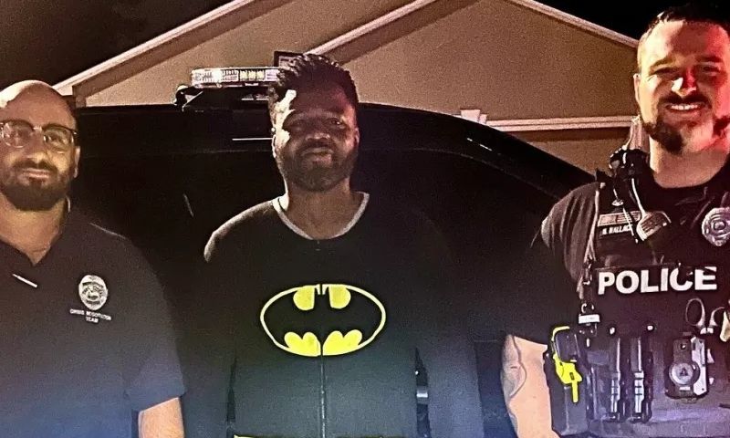 Κι όμως, ο Batman υπάρχει και συλλαμβάνει… διαρρήκτες – Ο «Σκοτεινός Ιππότης» στη Φλόριντα