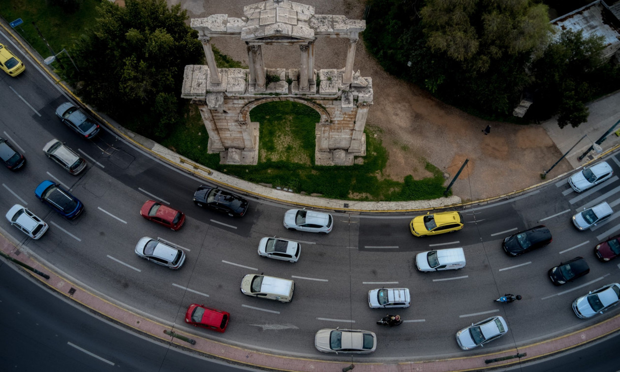 Τροχαίο ατύχημα στο κέντρο της Αθήνας – Καθυστερήσεις στο ύψος των στύλων του Ολυμπίου Διός