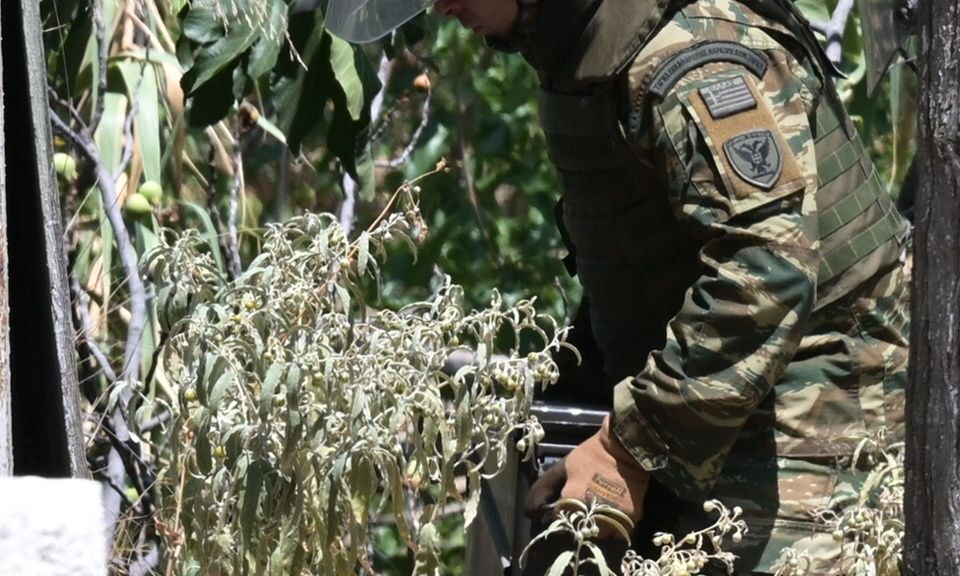 Φθιώτιδα: Οι εργασίες στο κτήριο «έβγαλαν« δύο χειροβομβίδες – Ειδική ομάδα του στρατού στο σημείο