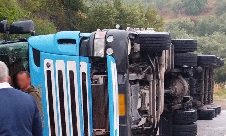 Τροχαίο με νταλίκα και ανατροπή φορτηγού στην Αττική Οδό – Κλειστές δύο λωρίδες προς Ελευσίνα