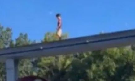 Αγοράκι περπατά πάνω στις ράγες τρένου στις ΗΠΑ: Πώς το έσωσε άνδρας – Viral το βίντεο