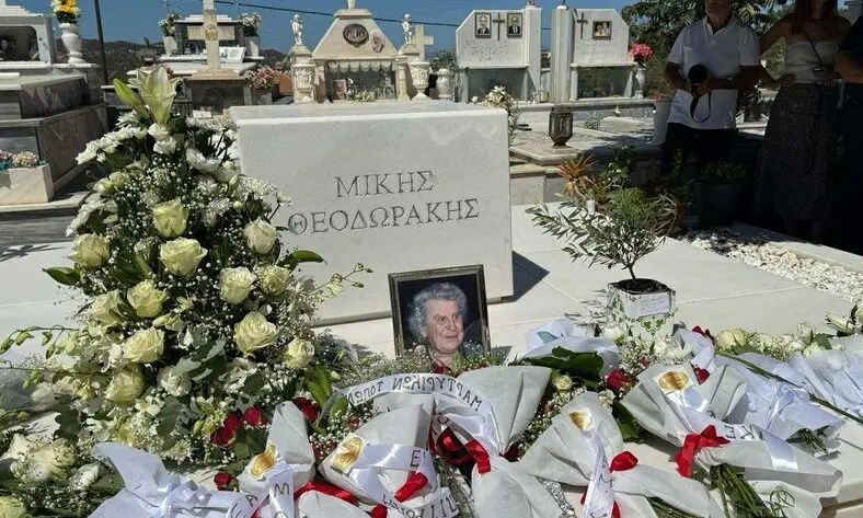 Μίκης Θεοδωράκης: Συγκινημένη η εγγονή του στο ετήσιο μνημόσυνο του σπουδαίου συνθέτη