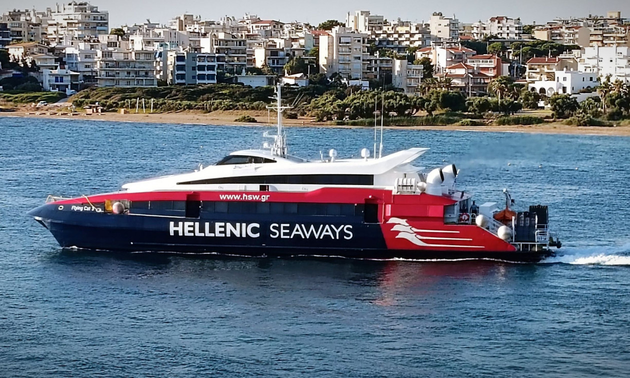 Μηχανικό πρόβλημα για το Flying Cat 3 – Πλέει προς τον Πόρο με μειωμένη ταχύτητα